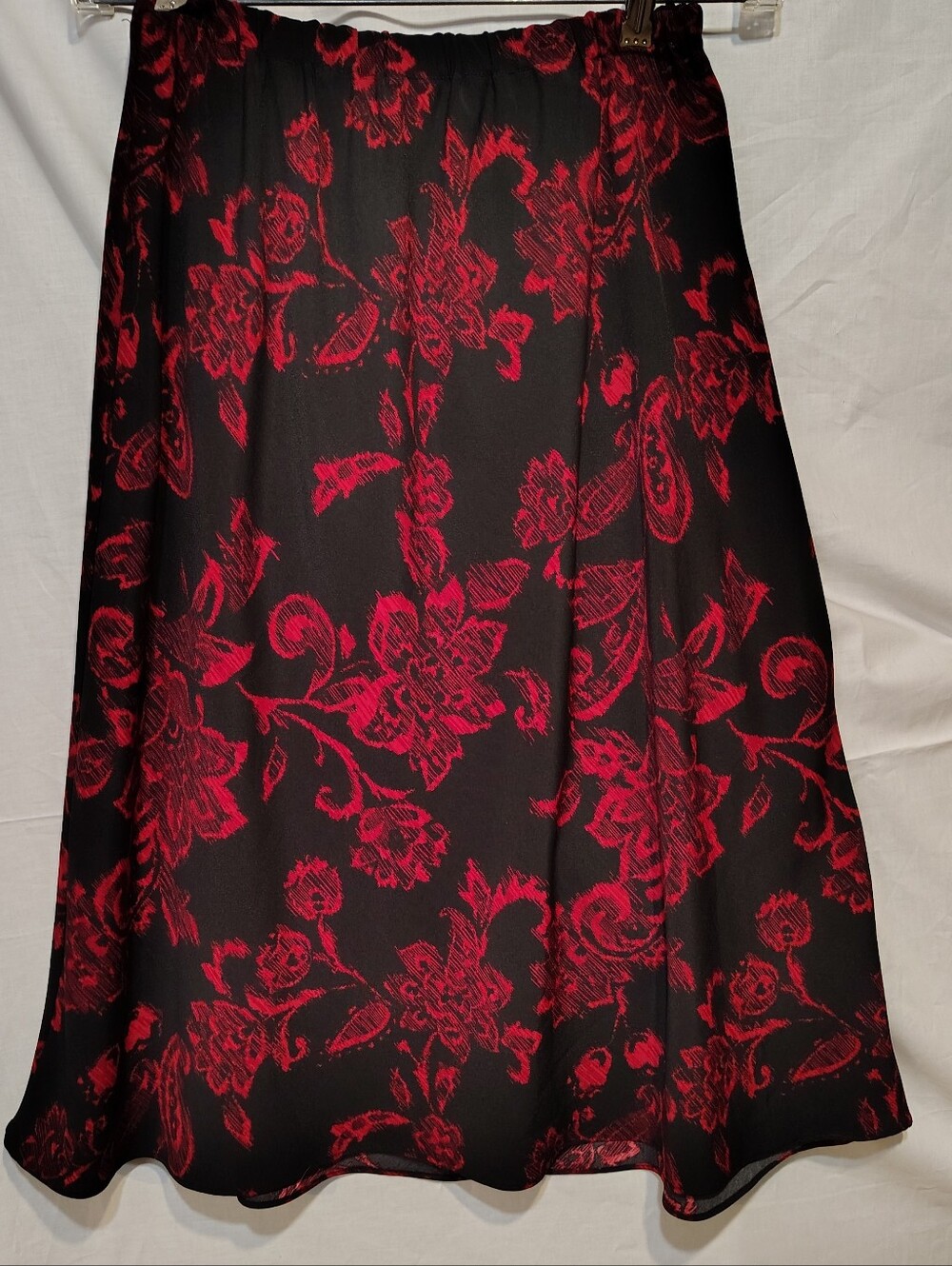 16W.  Skirt with Red Floral Jacquard On Black.